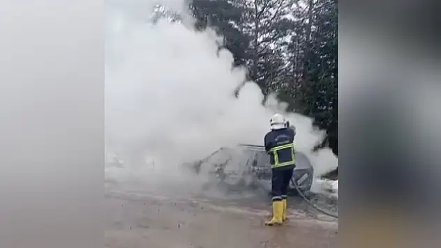 Park halindeki otomobil yandı