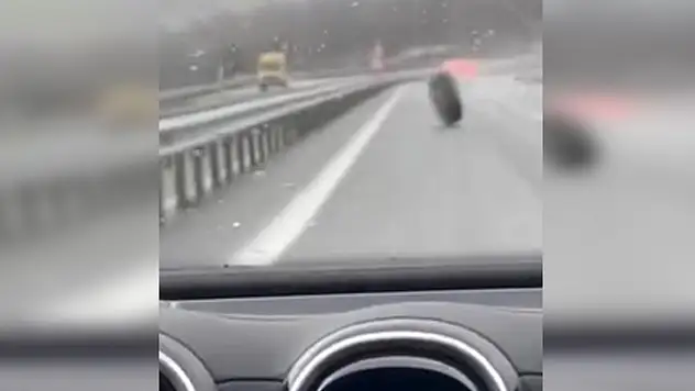 SEYİR HALİNDEKİ KAMYONUN TEKERİ FIRLADI