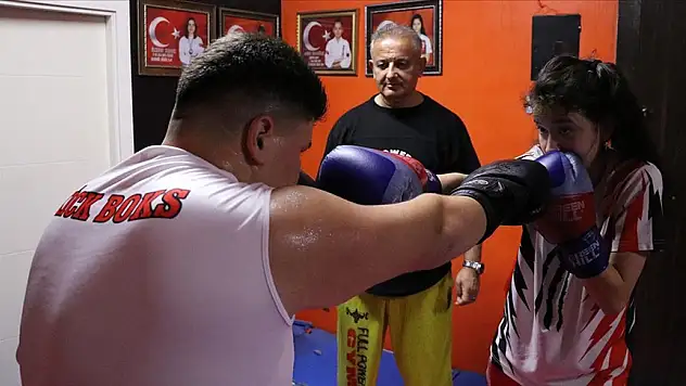 Şampiyon kick boksçular, dünya kupası için ter döküyor