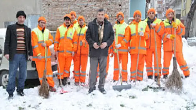 İLKADIM'DAN KAR TEMİZLEME TİMİ