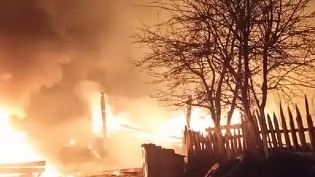 Sinop'ta yangın: 2 ev ve 1 samanlık yandı