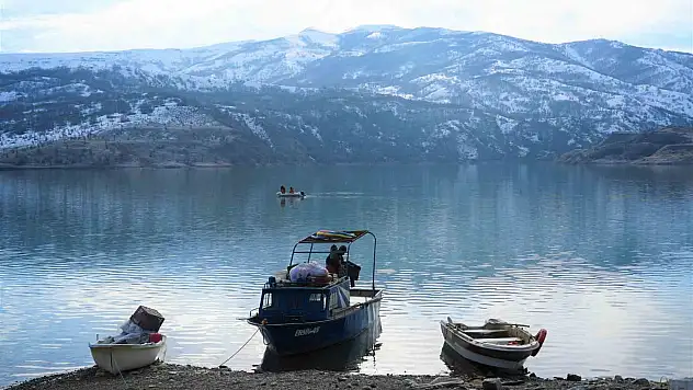 Muş'ta balıkçıların zorlu kış mesaisi: Kalehan Barajı'nda ekmek mücadelesi