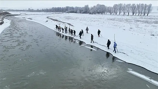Buz tutan nehirde sıra dışı balık avı
