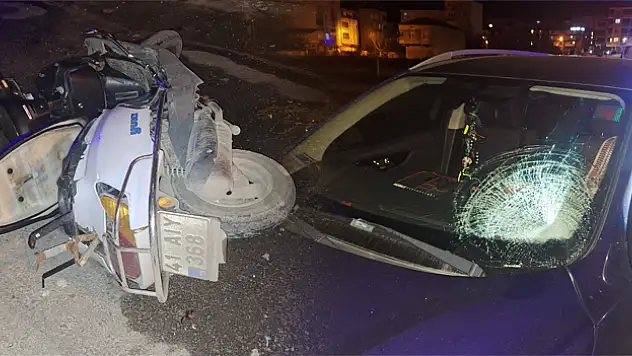 Bafra'da motosiklet sürücüsü otomobile çarptı