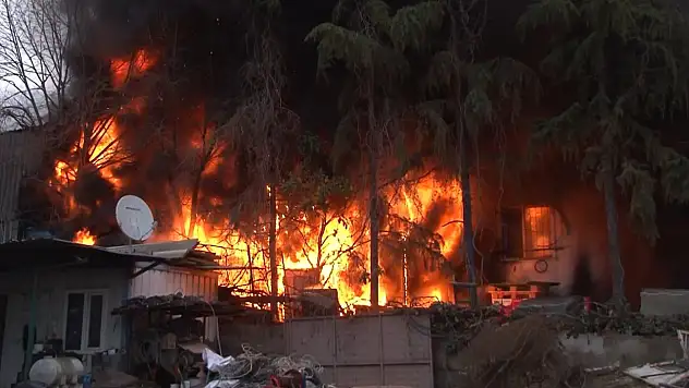 Maltepe'de depo yangını: Alevler tüm binayı sardı