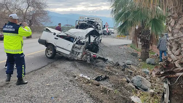 Ağaca çarpan Tofaş'ın ikiye bölündüğü feci kaza kameraya yayınlandı