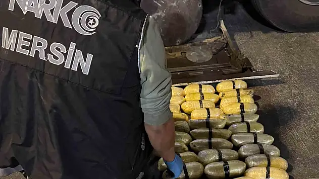 Mersin'de tırın gizli bölmelerinde 43 kilo 720 gram metamfetamin ele geçirildi