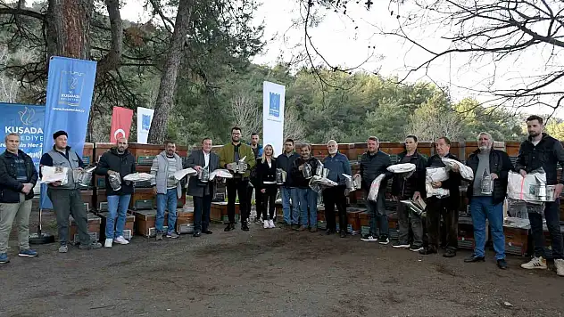 Kuşadası Belediyesi'nden arıcılara malzeme desteği sağladı