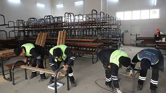 Nizip'te parklarda eskiyen banklar ve oturma grupları  değişiyor