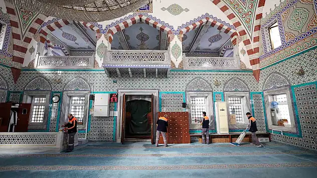 Bakırköy Belediyesi ibadethaneleri dip köşe temizliyor