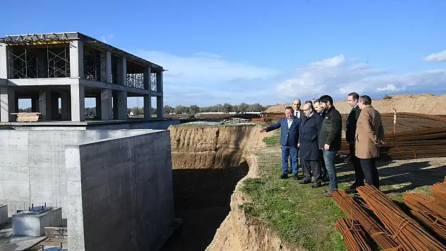 Vali İsmail Ustaoğlu Edremit'te incelemelerde bulundu