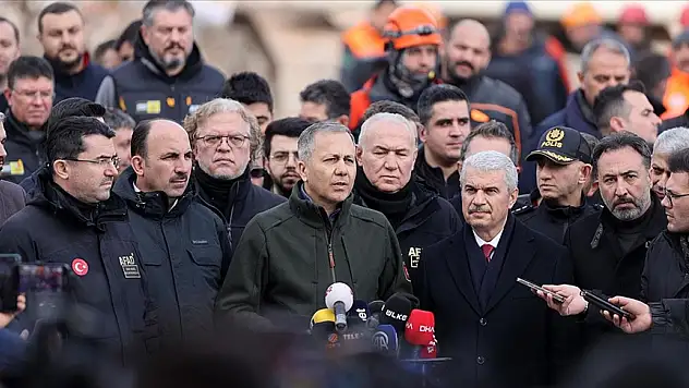 Bakan Yerlikaya: Kontrollü şekilde buradan enkazı kaldıracağız'