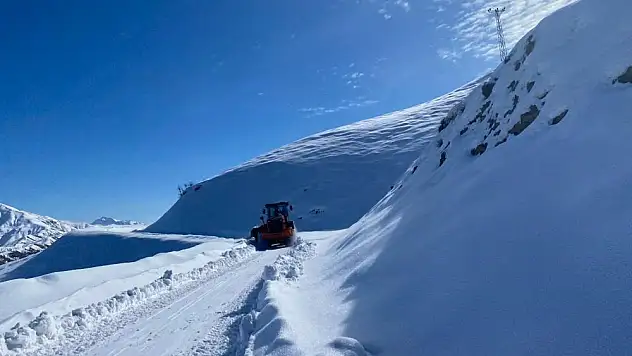 Sason'da kardan kapanan köy yolları ulaşıma açıldı