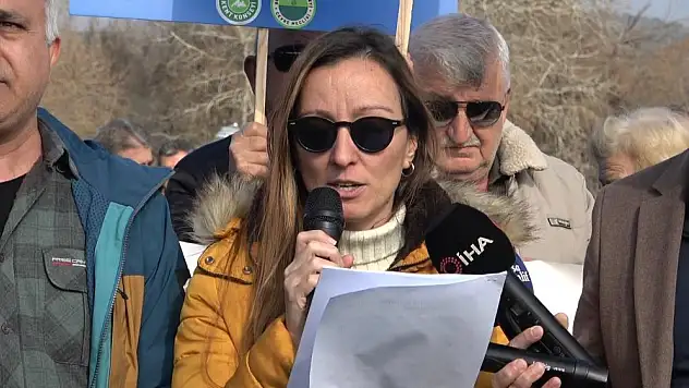 Siyah akan çayda basın açıklaması: 'Nilüfer Çayı temiz aksın'