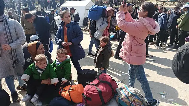 Gazze Şeridi'nin kuzeyindeki evlerine dönmek isteyen Filistinlilerin bekleyişi sürüyor