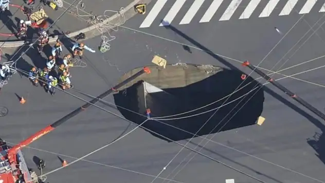 Japonya'da yol çöktü, oluşan dev çukura kamyonet düştü