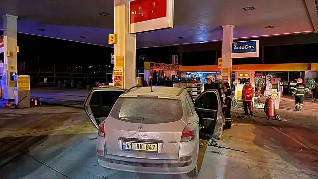 Otomobil akaryakıt istasyonundaki pompalara çarptı