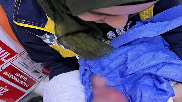 Hastane yolunda doğumu başlayan kadın bebeğini ambulansta dünyaya getirdi
