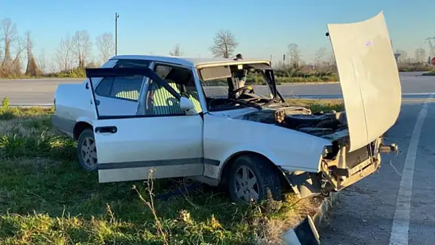 Otomobil sürücüsü tıra çarptı