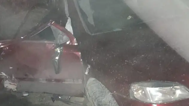 Hafif ticari araç ile otomobil çarpıştı