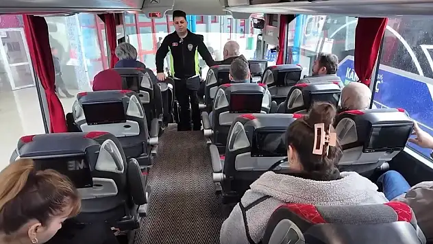 Polisten yolculara emniyet kemeri uyarısı