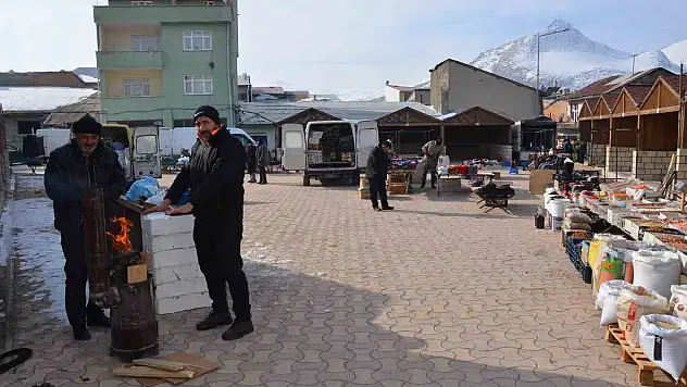 Soğuk hava pazar esnafını vurdu
