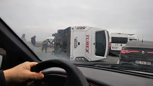 İşçileri taşıyan servis devrildi: 5 yaralı