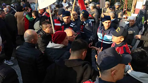 Mühürlemeye karşı çıkan işletme sahiplerine biber gazıyla müdahale edildi