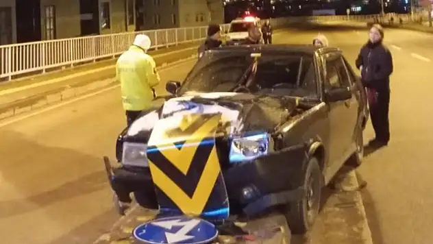 Kontrolden çıkan otomobil refüje çıktı