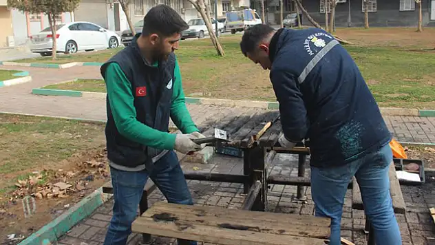 Parktaki bank ateşe verildi