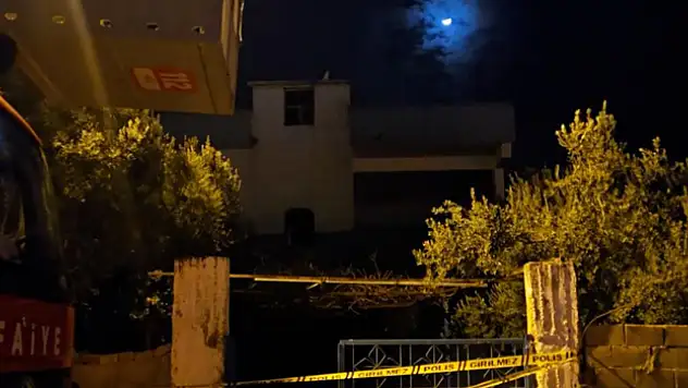 EVİNİ ATEŞE VERDİ