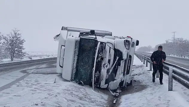 Saman balyası yüklü tır devrildi