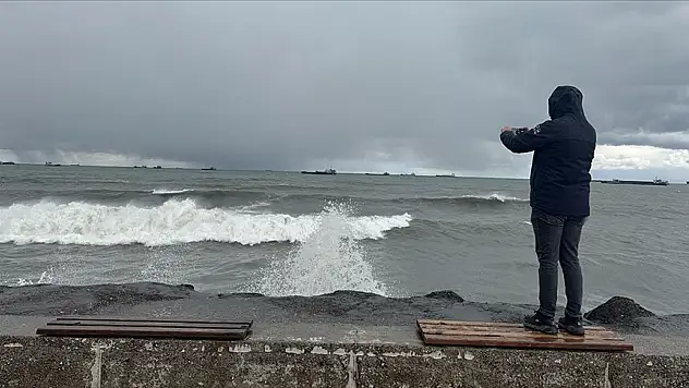 Karadeniz'de dev dalgalar oluştu
