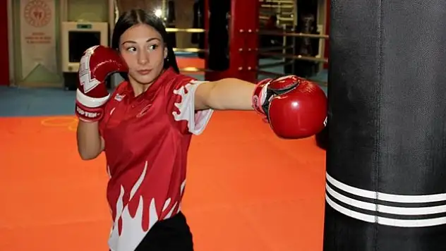 Ecrin, kürsüden inmiyor