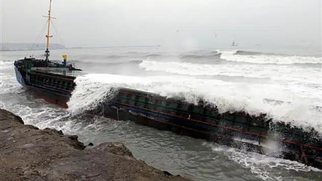 Samsun'da Karaya Oturan Gemi Dalgalara Yenik Düştü  Samsun'da Karaya Oturan Gemi Dalgalara Yenik Düştü
