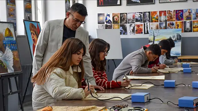 Ahşabı yakarak sanata dönüştürüyor