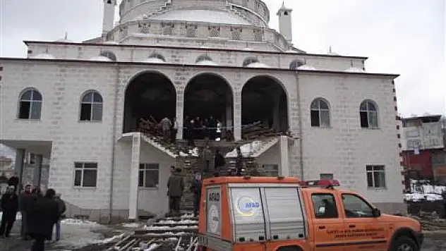 Hattatların iskelesi çöktü:2 Yaralı