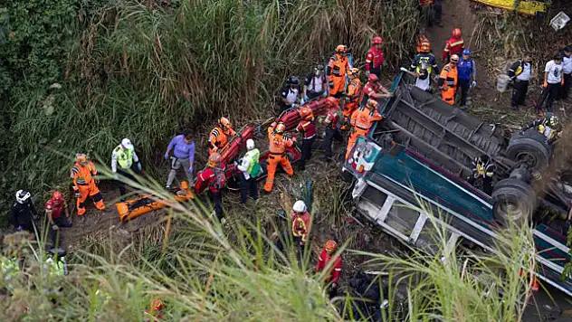 Yolcu otobüsü köprüden düştü