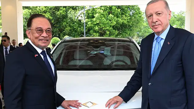 Cumhurbaşkanı Erdoğan, Malezya Başbakanı İbrahim'e teslim etti