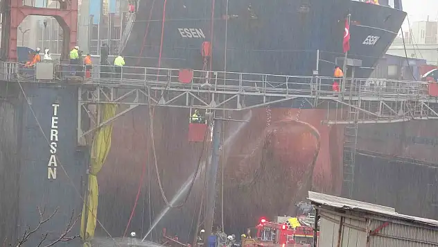 Tuzla Tersanesi'nde gemide çıkan yangın  itfaiye ekipleri tarafından söndürüldü