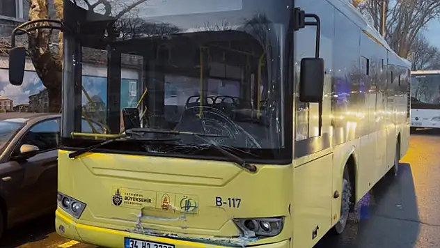 Kırmızı ışıkta duramayan Otobüs jipe çarptı