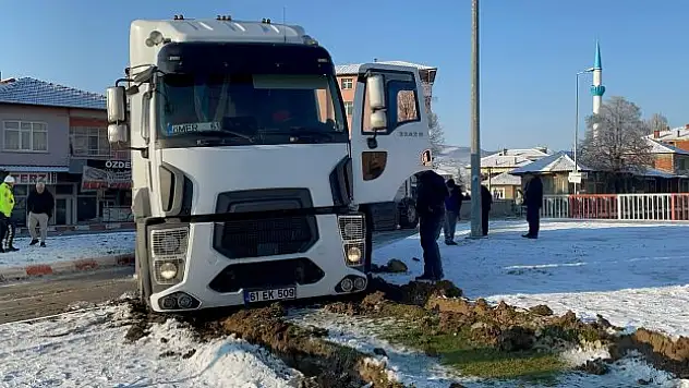 Kamyon refüje çıktı