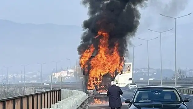 Kamyon alev alev yandı