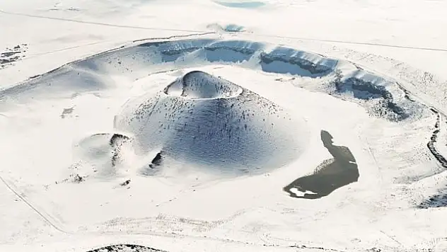 Meke Gölü beyaza büründü