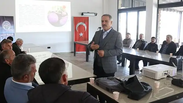 Ziraat profesörü gönüllü eğitim veriyor