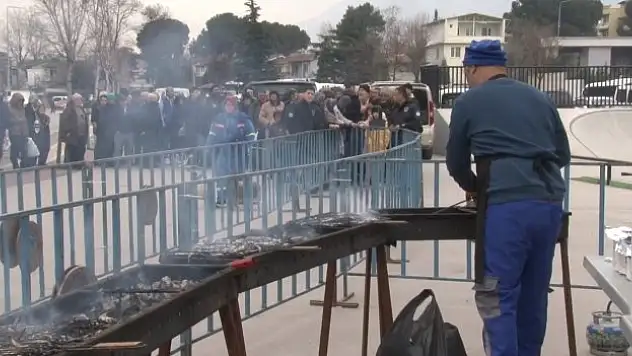 Ücretsiz balık ekmek dağıtıldı