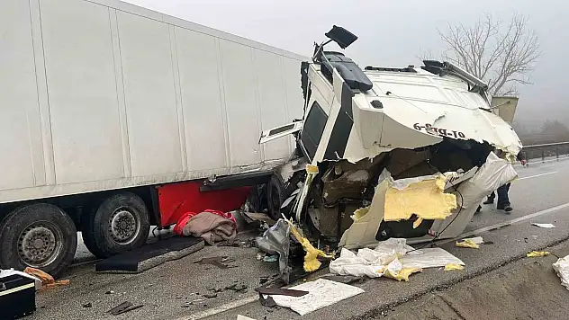 D100'de bariyerlere çarpan tırın sürücüsü yaralandı, trafik tıkandı