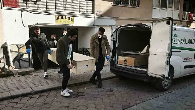Yalnız yaşadığı evinde arkadaşı tarafından ölü bulundu