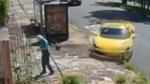 20 milyonluk Ferrari ile eve çarptı