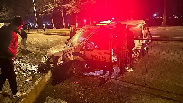 İhbara giderken kaza yapan polis memuru, vatandaşların müdahalesiyle kurtarıldı